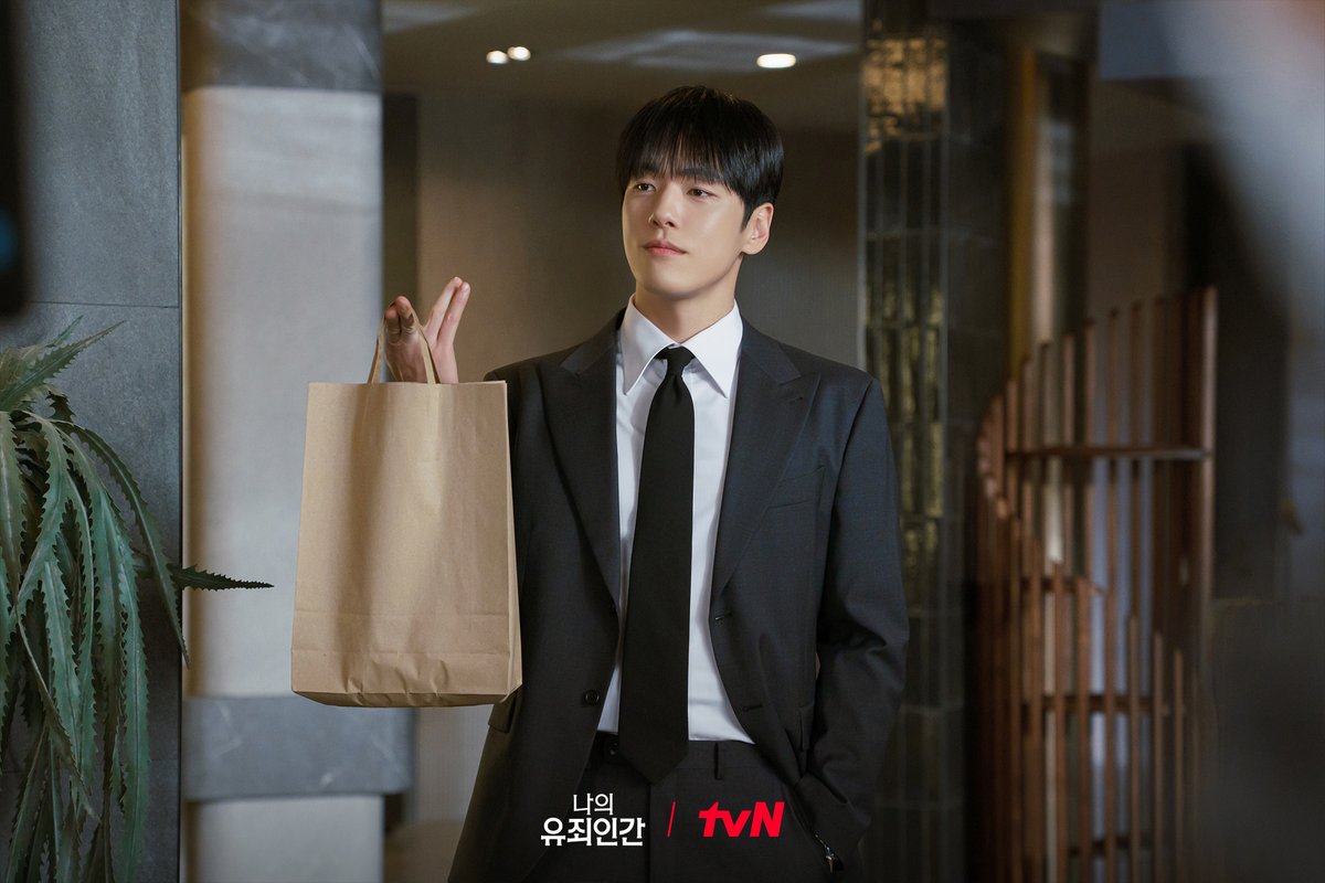 CJnDrama's tweet photo. 윤이준의 찐친이자 든든한 법률 조력자,
다정하면서도 차가운 변호사 김시현⚖️
알다가도 모를 매력의 소유자.. 궁금하다🤨

밀착 스릴 로맨스 <나의 유죄인간>
10/19 [월] 저녁 8:50 첫 방송 | tvN

#tvN #나의유죄인간 #LOVEINDISGUISE
#임시완 #설인아 #김정현 #연우
#즐거움엔20tvN #스트리밍은TVING