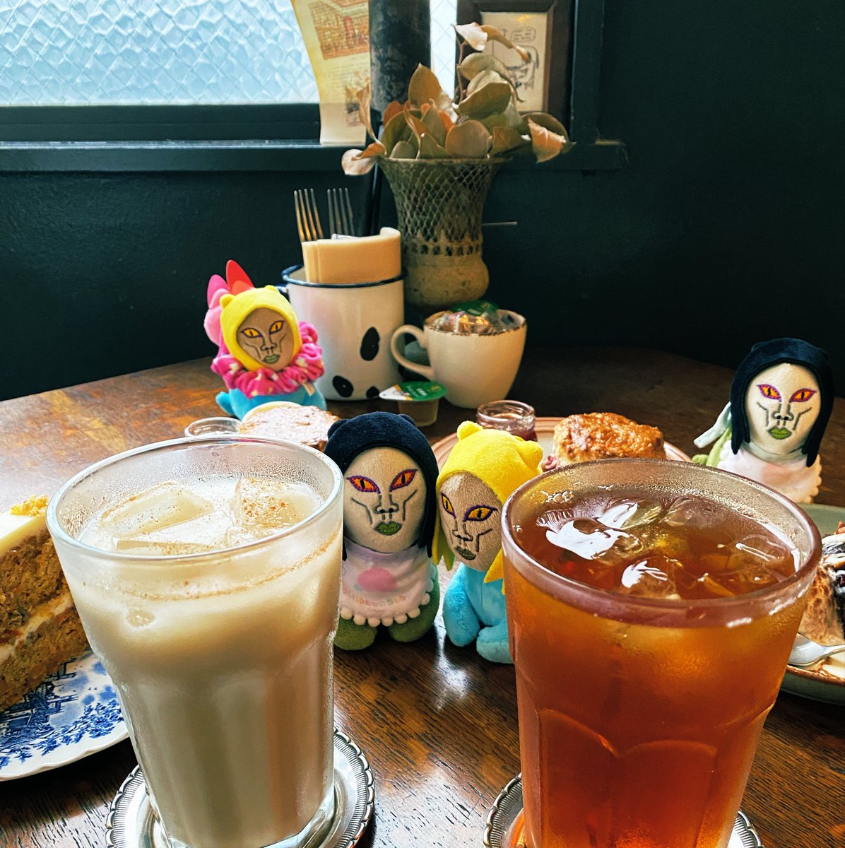 emrrr777's tweet photo. happy Friday log♡

さっちオススメのおっしゃなカフェへ☕︎

迷いの迷宮で沢山歩かせちゃったけれど、無事に着いて良かった♡
店員さんがとっても素敵でお食事以外も、素晴らしい思い出になりました♡

そしてdinnerは思うがままに買った品で夜ピクご飯♡
沢山話して磯辺揚げして最高の時間でした♡ https://t.co/nniUSyqoGU