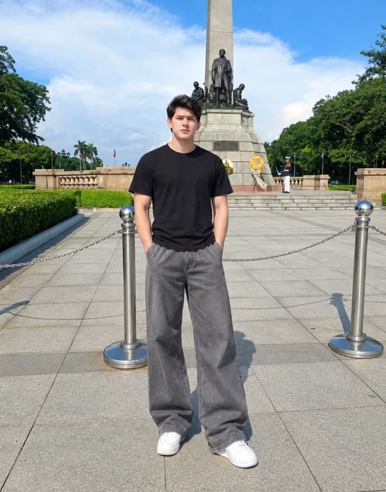 thequeenanima's tweet photo. Gago , yung mga DDS naniniwala talaga na totoo sya .Walang good looking na Duterte mga vovo.  🤣 https://t.co/r5efX8OVTc
