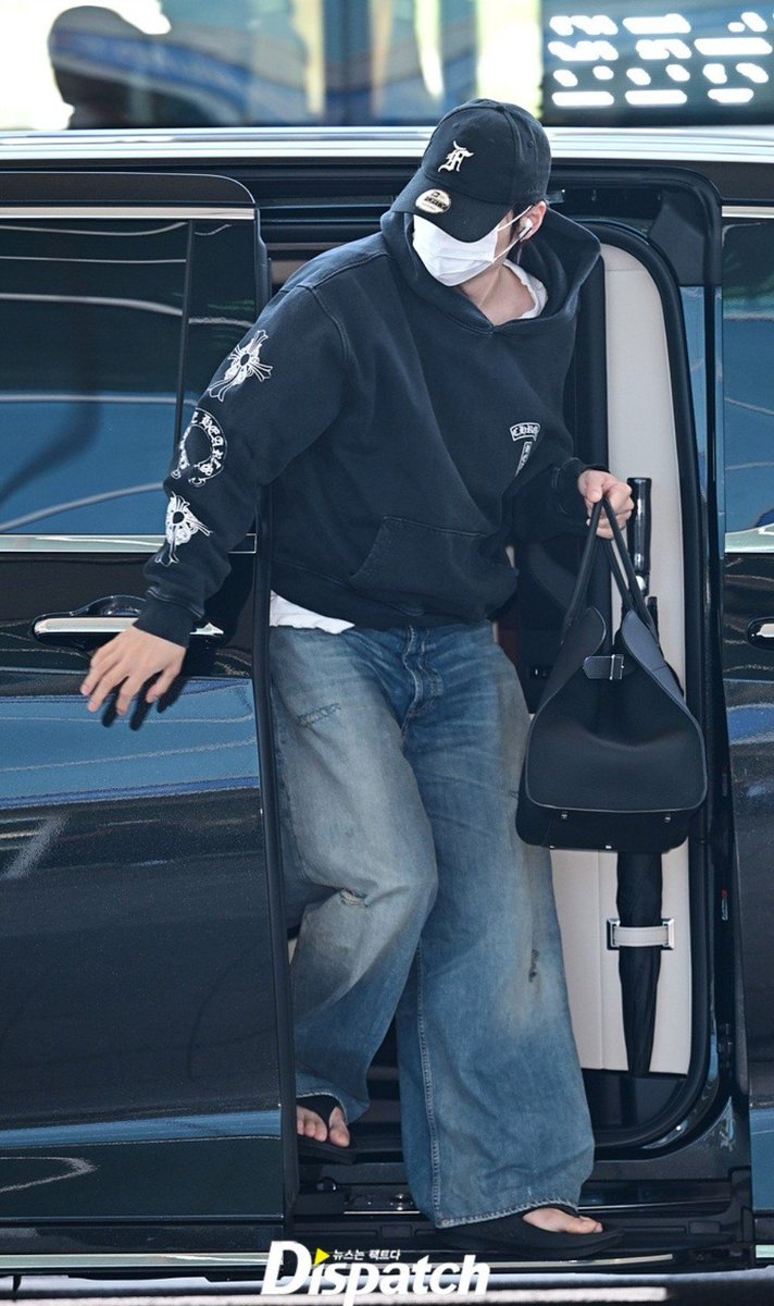 antianira95's tweet photo. 260929 Yoongi Incheon Airport, departing to Atlanta 💜💫 Thread 
#Yoongi #Suga #AgustD #BTS https://t.co/Ov6dLPejOu