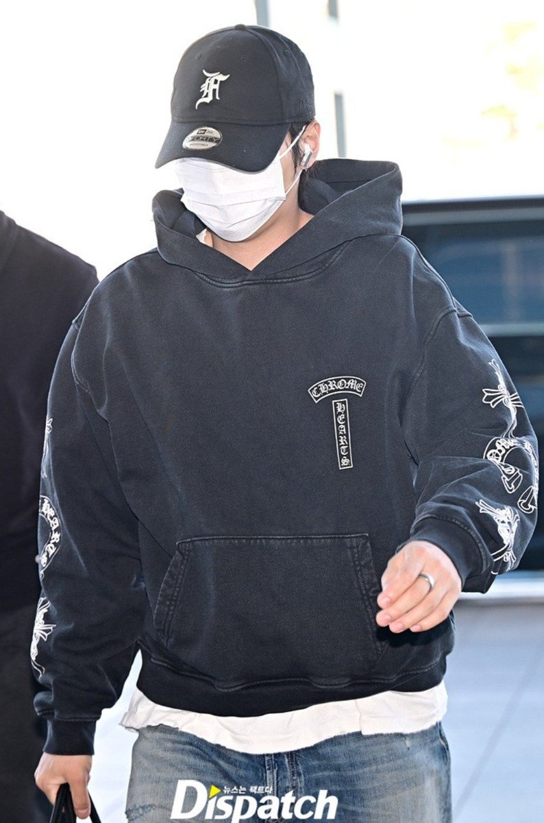 antianira95's tweet photo. 260929 Yoongi Incheon Airport, departing to Atlanta 💜💫 Thread 
#Yoongi #Suga #AgustD #BTS https://t.co/Ov6dLPejOu
