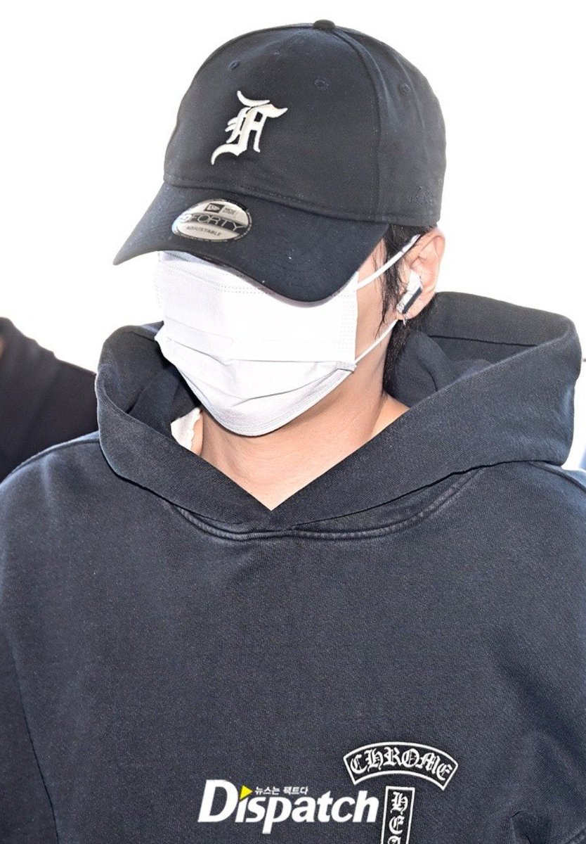 antianira95's tweet photo. 260929 Yoongi Incheon Airport, departing to Atlanta 💜💫 Thread 
#Yoongi #Suga #AgustD #BTS https://t.co/Ov6dLPejOu