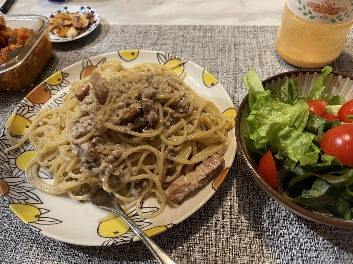 OL_moppu's tweet photo. 【クリームパスタ】
合計1,784円
濃厚で美味しい。
------------
マッシュルーム　427円
ベーコン　321円
生クリーム　581円
牛乳　73円
ニンニク　60円
パスタ　135円
サラダ菜　107円
ミニトマト　80円
#夕食 https://t.co/6wn4loLPe4