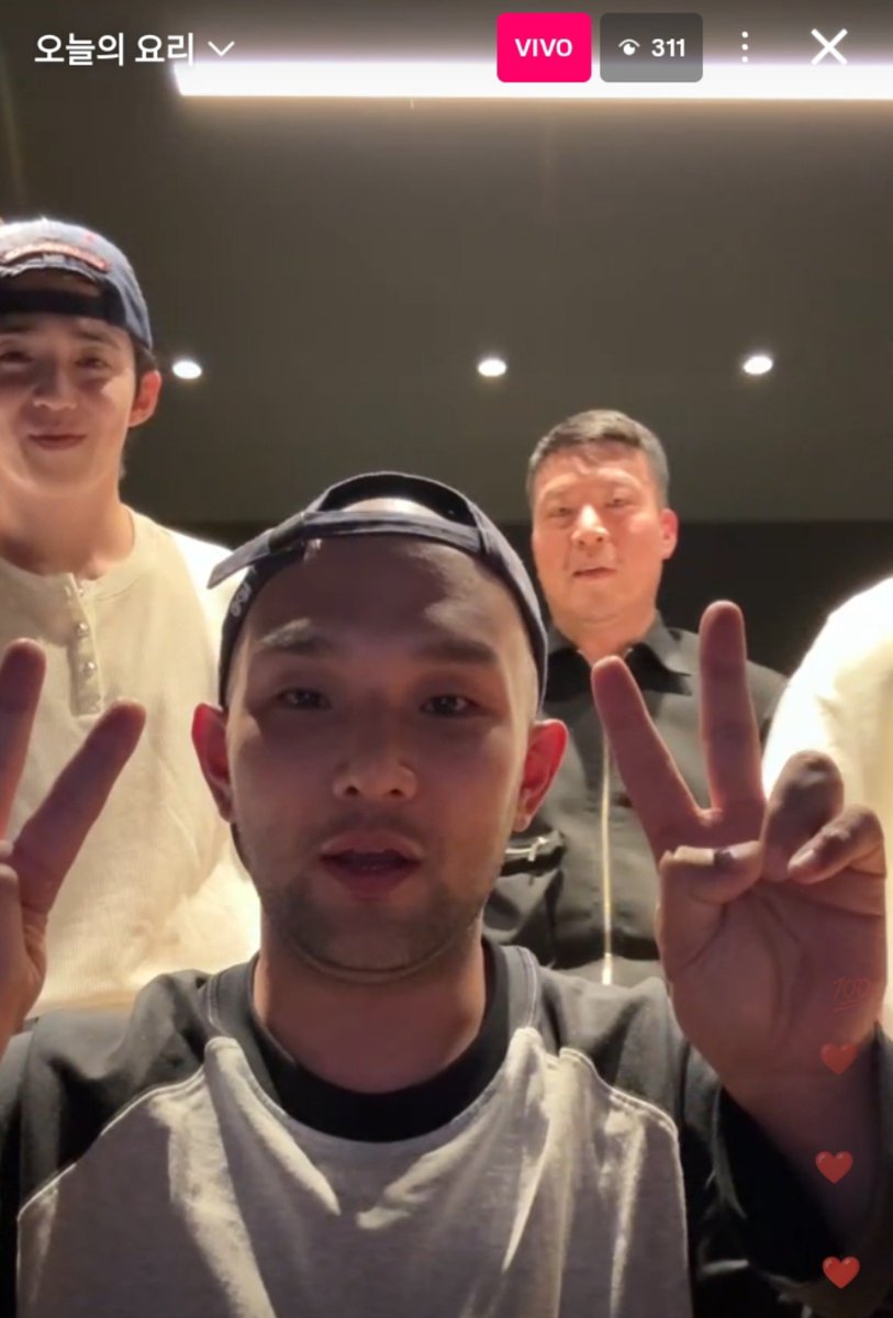 _wjunpimeow_'s tweet photo. BUMZU JUNTO A SCOUPS Y AL ALGUNOS PRODUCTORES EN LIVE DE INSTAGRAM AHORA MISMO!!!! 
 
SE NOS VIENE EL ÁLBUM EN SOLITARIO DE SCOUPS!!!🗣️🗣️🗣️ https://t.co/JEY04g85Hg