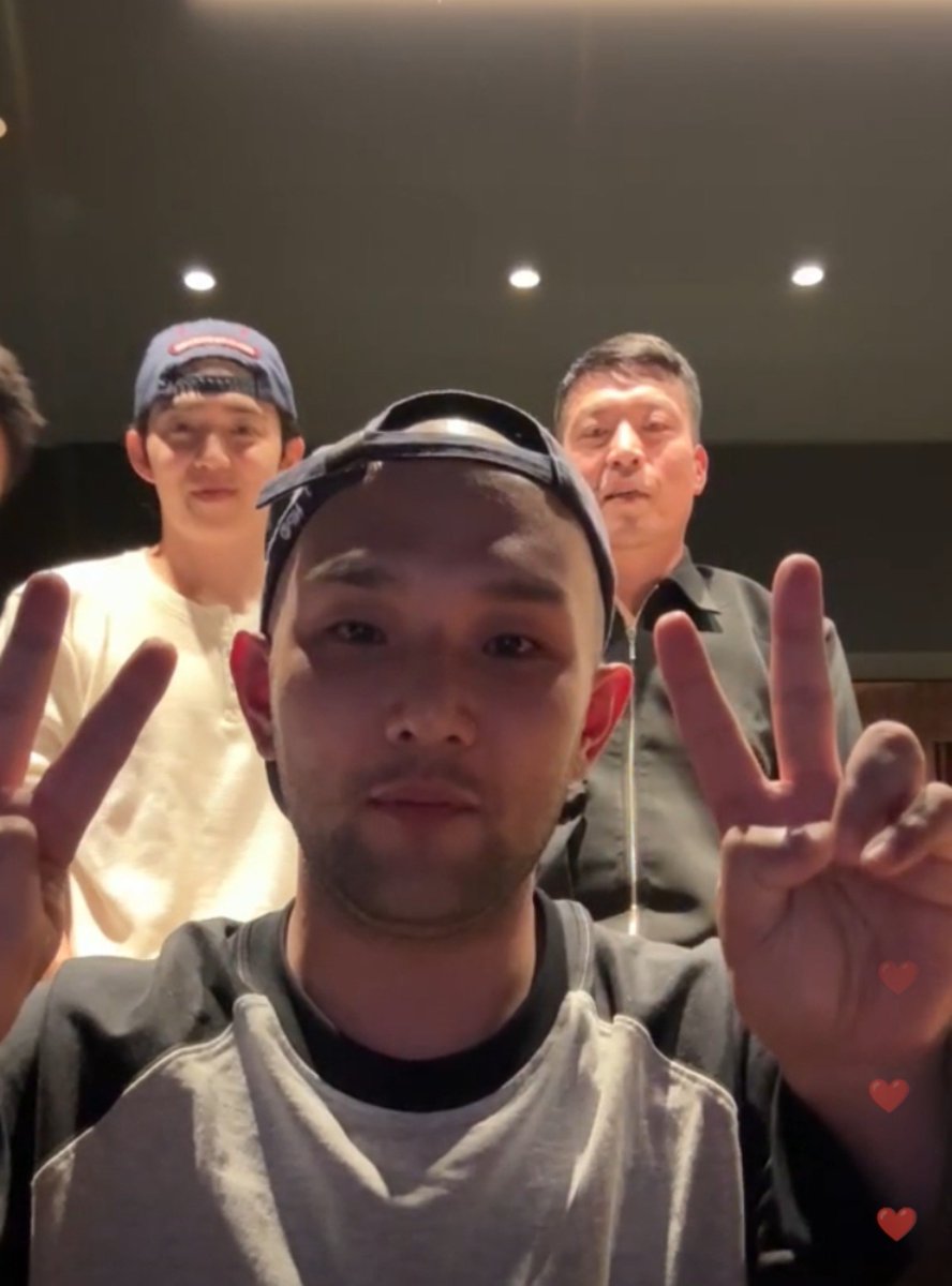 _wjunpimeow_'s tweet photo. BUMZU JUNTO A SCOUPS Y AL ALGUNOS PRODUCTORES EN LIVE DE INSTAGRAM AHORA MISMO!!!! 
 
SE NOS VIENE EL ÁLBUM EN SOLITARIO DE SCOUPS!!!🗣️🗣️🗣️ https://t.co/JEY04g85Hg