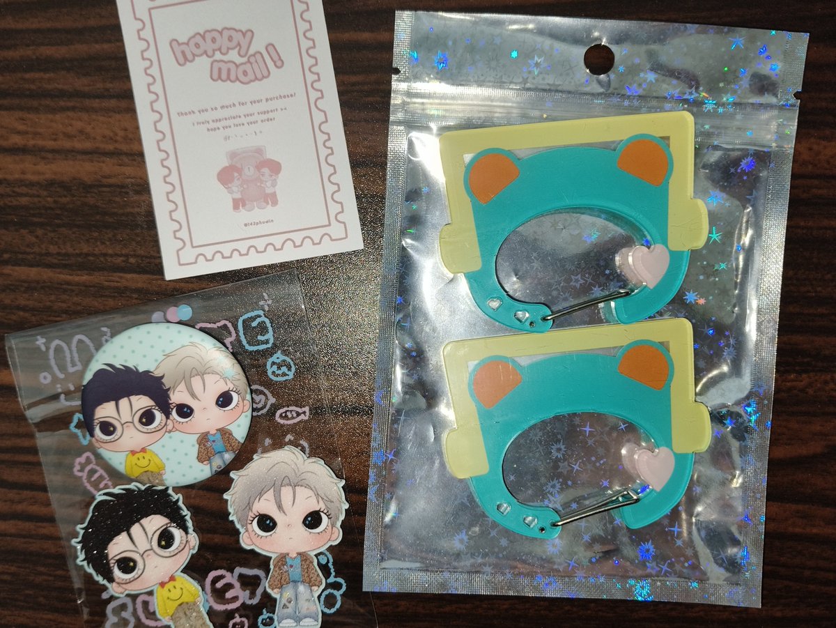 luvpppfam's tweet photo. ꔣ happy PPW mail ♡ happy mch ꔣ

permpoon carabiners safely arrived!! they’re so cuteee, and the pin and sticker freebies too 🥹💗 everything is just so adorable, thank youuuu so much, @143phuwin! #lemon2keeps https://t.co/fDX67GK7P6