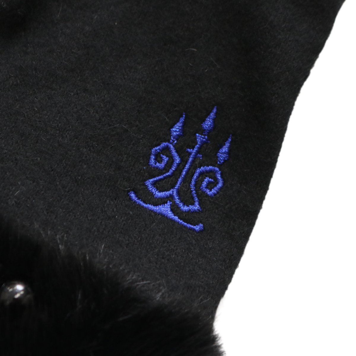 moitie_official's tweet photo. 【発売中】

●ロゴ刺繍ファー付き手袋
8,250 JPY

手首にフェイクファーをあしらった、秋冬の装いにぴったりのグローブです。
ふんわりとしたファーには、イヤーマフヘッドドレスと同じパールビーズを散りばめ、上品でクラシカルなアクセントをプラスしました。
https://t.co/rXCBMi3fer https://t.co/KbdLxalWl9