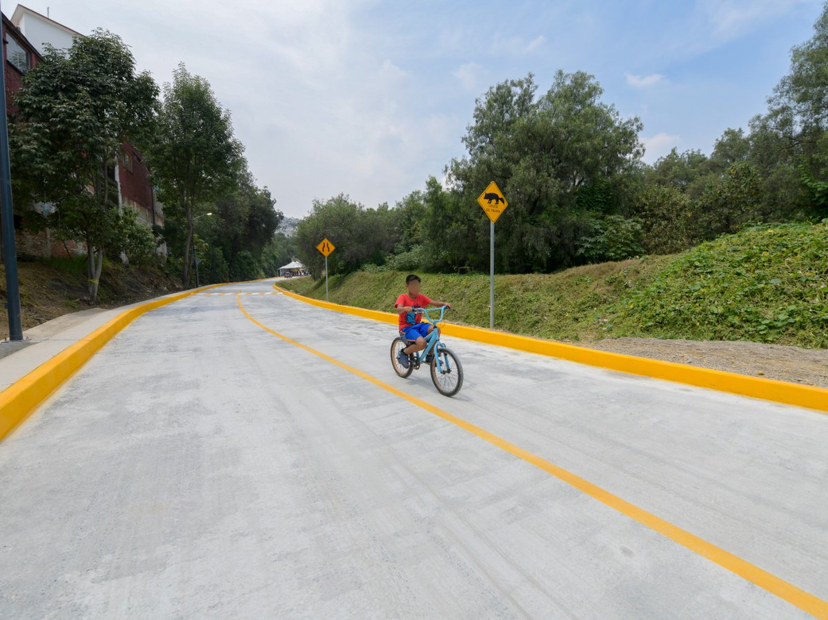 Pedro_RVillegas's tweet photo. Me dio mucho gusto entregar la rehabilitación de la calle Fresnos, una obra que mejora una vialidad importante para muchas comunidades de Atizapán. https://t.co/OOXTpRf1Qy