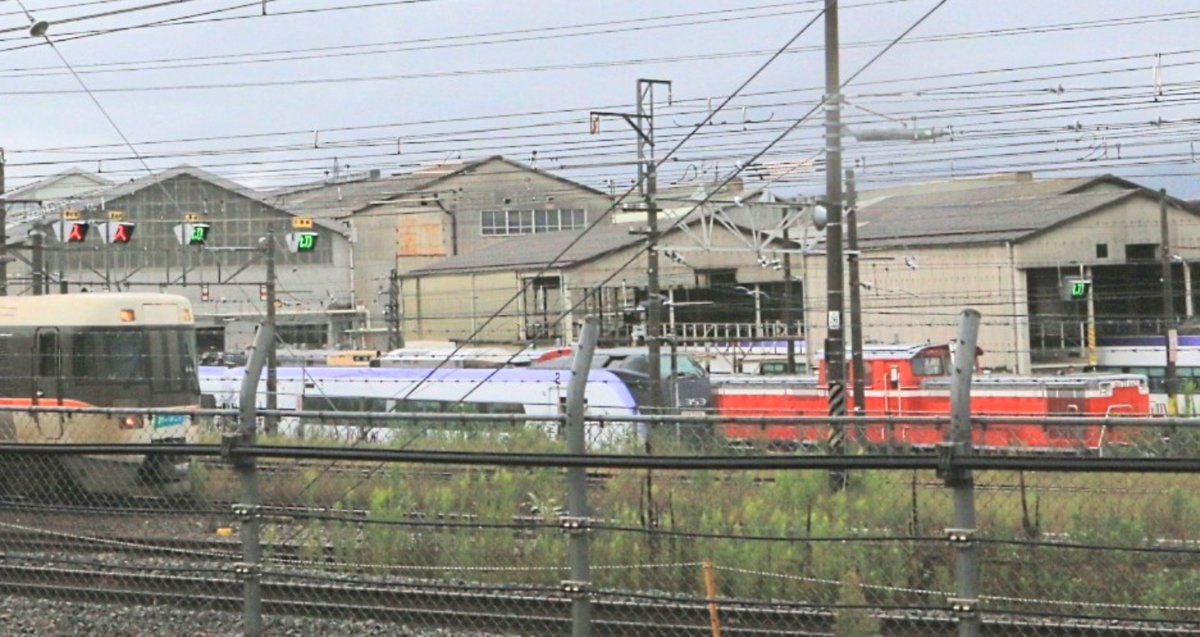 J2uXljk2WoYZ4UM's tweet photo. 【383系しなの 長野総合車両ベース 見たまま】9/29,9: 36 ◆9/30迄とプレスリリースの信州プレDC“知ってほ信州”ヘッドマークの383系A5編成、マークを掲げしなの8号で出区。※高所撮影具で、昨日のDD51 842と撮影すると、DD16 11,クモユニ143-1の姿も直列に確認。#383系 #DD51 #DD16 #クモユニ https://t.co/TbESlt9gTs