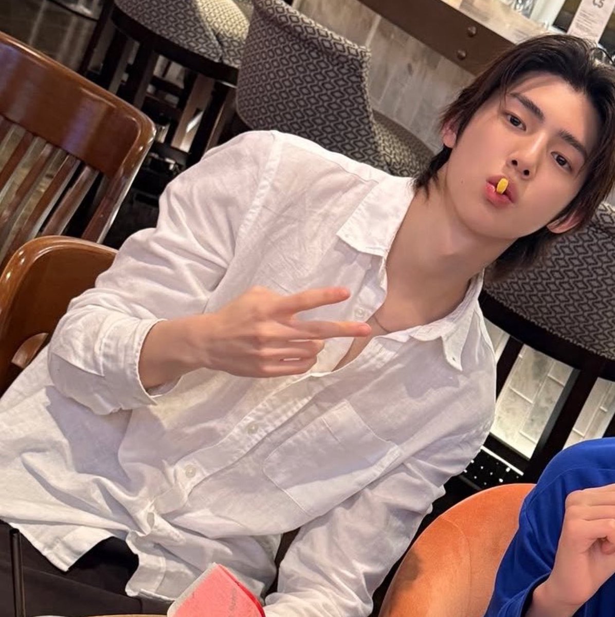 wavetojww's tweet photo. GIRL WHAT THE FUCK IS HE WEARING WHITE? 😂😂😂😂😂😂😂😂 https://t.co/DMSafM8rU6