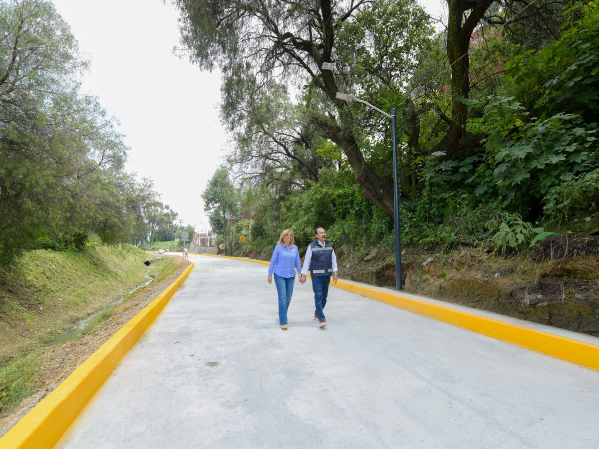 GobAtizapan's tweet photo. El Presidente Municipal, Pedro Rodríguez Villegas, entregó la rehabilitación de la calle Fresnos, una vialidad importante para las comunidades de esta zona de Atizapán.

- 245 metros lineales de concreto asfáltico.
- 1,449 m² de superficie rehabilitada. https://t.co/1F8xxT00A4