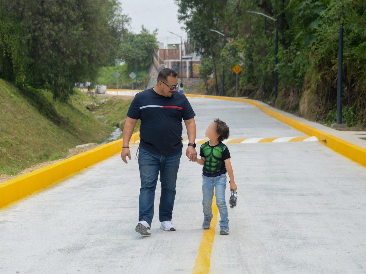 GobAtizapan's tweet photo. El Presidente Municipal, Pedro Rodríguez Villegas, entregó la rehabilitación de la calle Fresnos, una vialidad importante para las comunidades de esta zona de Atizapán.

- 245 metros lineales de concreto asfáltico.
- 1,449 m² de superficie rehabilitada. https://t.co/1F8xxT00A4