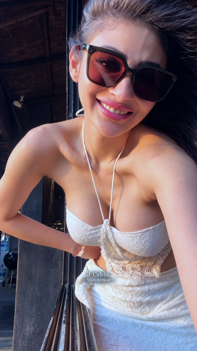ursniresh's tweet photo. Mouni Roy on a selfie spree

#Mouni #MouniRoy @Roymouni https://t.co/Kvh7VPX5df