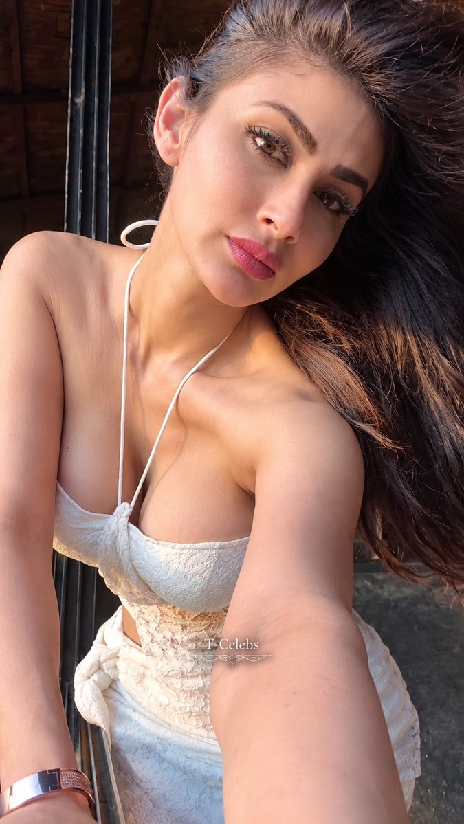 ursniresh's tweet photo. Mouni Roy on a selfie spree

#Mouni #MouniRoy @Roymouni https://t.co/Kvh7VPX5df