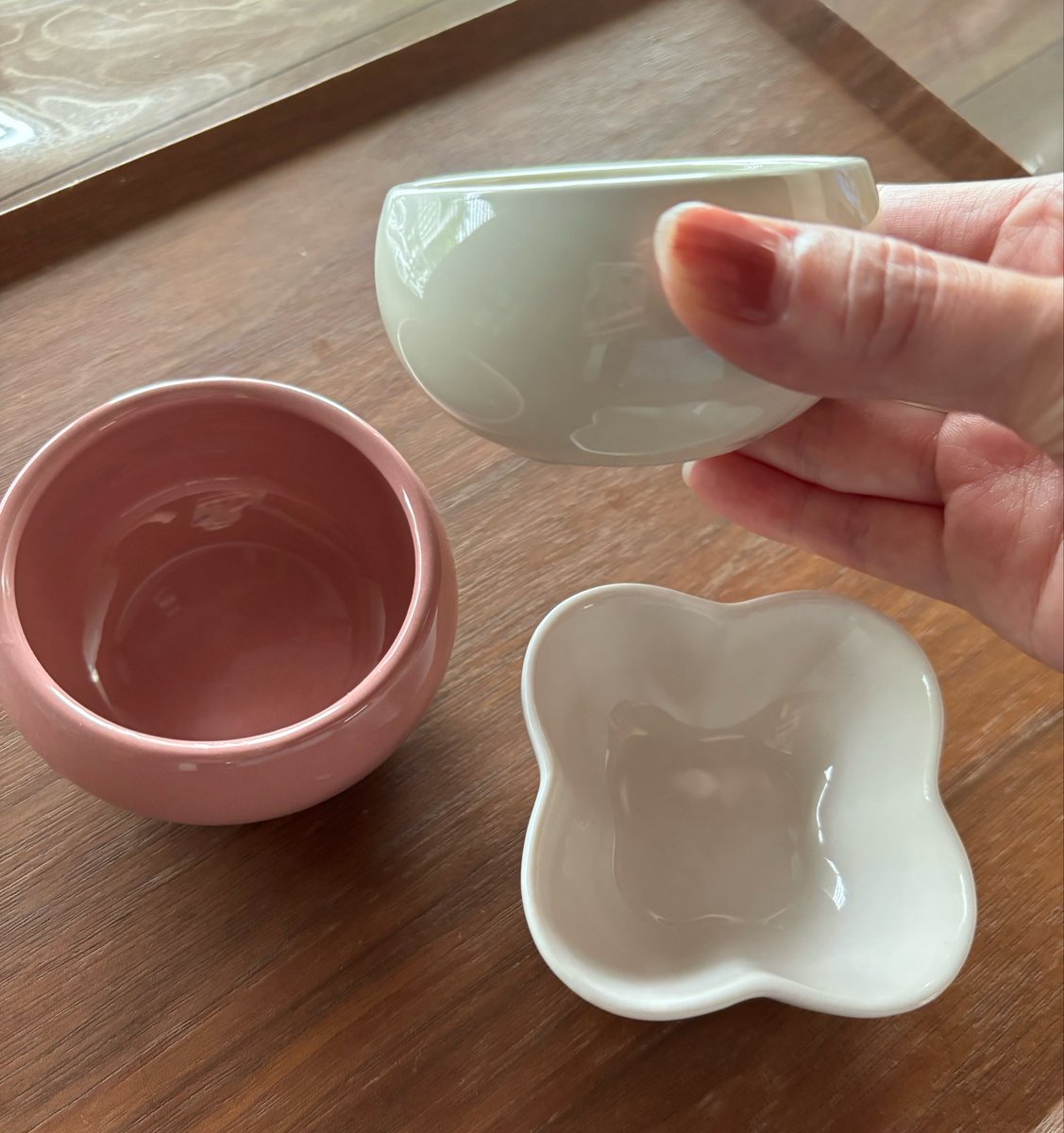 422_kkk's tweet photo. セリアのこの小鉢皿よかった！
離乳食あげるのにちょうどよい🫶🏻️︎💕

上の子の時は花型の小鉢皿使ってたんだけど、この丸いのはスプーンですくいやすいって書いてあって、ホントにそうたった！

#離乳食 https://t.co/kv6uLkU2cl