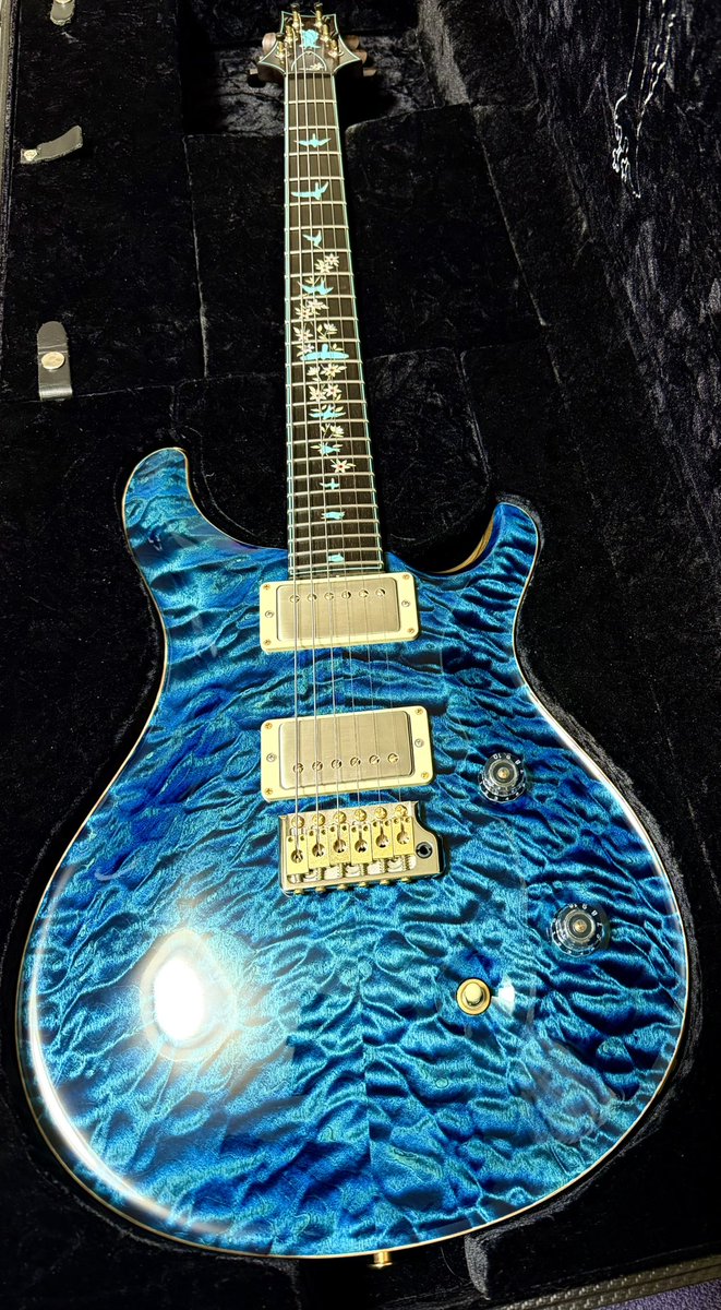 Ya_suGilbert's tweet photo. MNG！

Paul Reed Smith Private Stock Custom 24 "Shimamura 60th Anniversary"

過去所持してたPRSの中でもトップ3に入るカッコよさ🤤
しかもハカランダネック＋純正ステンレスフレット＋蓄光インレイ✨

PRSとしては重めだからどうなのかなと思っていたけどバランスが良いから全然気にならない😆 https://t.co/XBeLvCqUnr