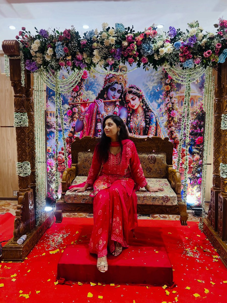 HaydeeMizej9e4's tweet photo. Radha-like love, Krishna-like peace… and this smile on my face. https://t.co/FgF6eP9Hkt