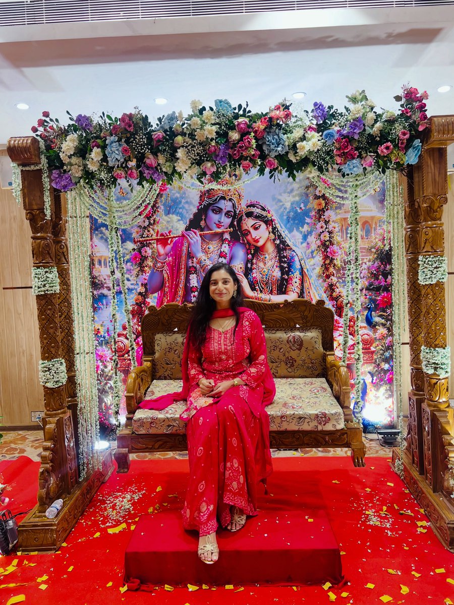HaydeeMizej9e4's tweet photo. Radha-like love, Krishna-like peace… and this smile on my face. https://t.co/FgF6eP9Hkt