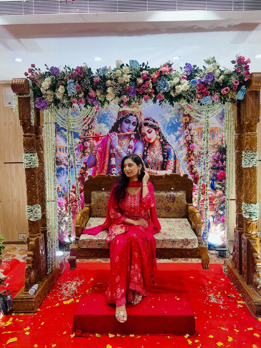 HaydeeMizej9e4's tweet photo. Radha-like love, Krishna-like peace… and this smile on my face. https://t.co/FgF6eP9Hkt