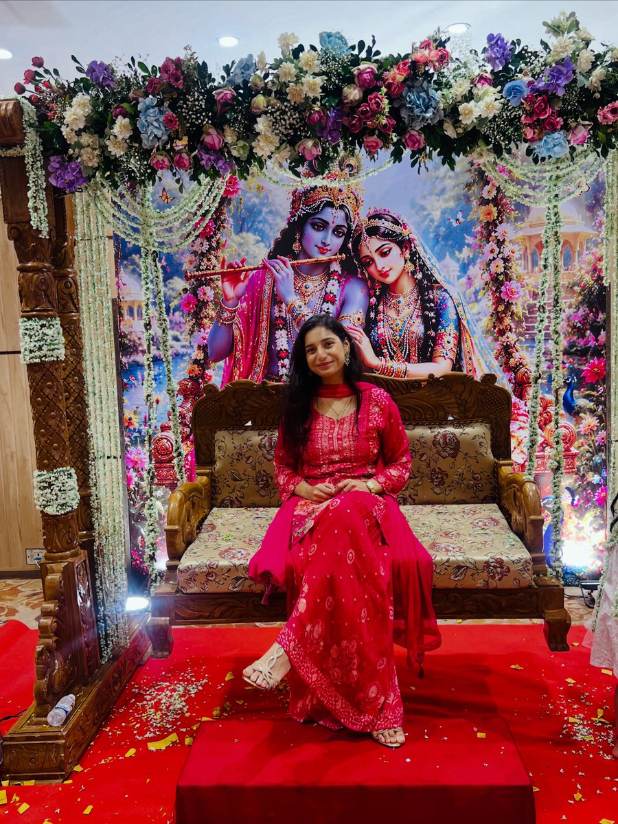 HaydeeMizej9e4's tweet photo. Radha-like love, Krishna-like peace… and this smile on my face. https://t.co/FgF6eP9Hkt