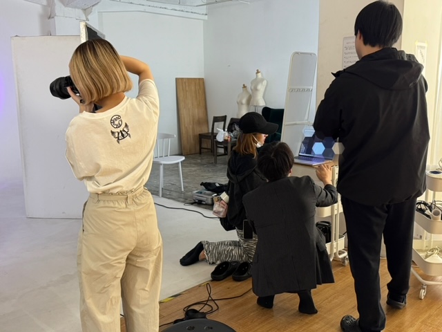 callmyname2026's tweet photo. 連日、ビジュアル撮影が続いています。解禁まで楽しみにお待ちくださいね。

ただいま、キャスト先行（抽選）受付中です。
こちらも連日、たくさんのお申し込みをいただいています。10/4(日) 23:59まで！
お申し込みはこちらから。
https://t.co/pk7kHG43QY

#名前2026 https://t.co/fOD0vMCSau
