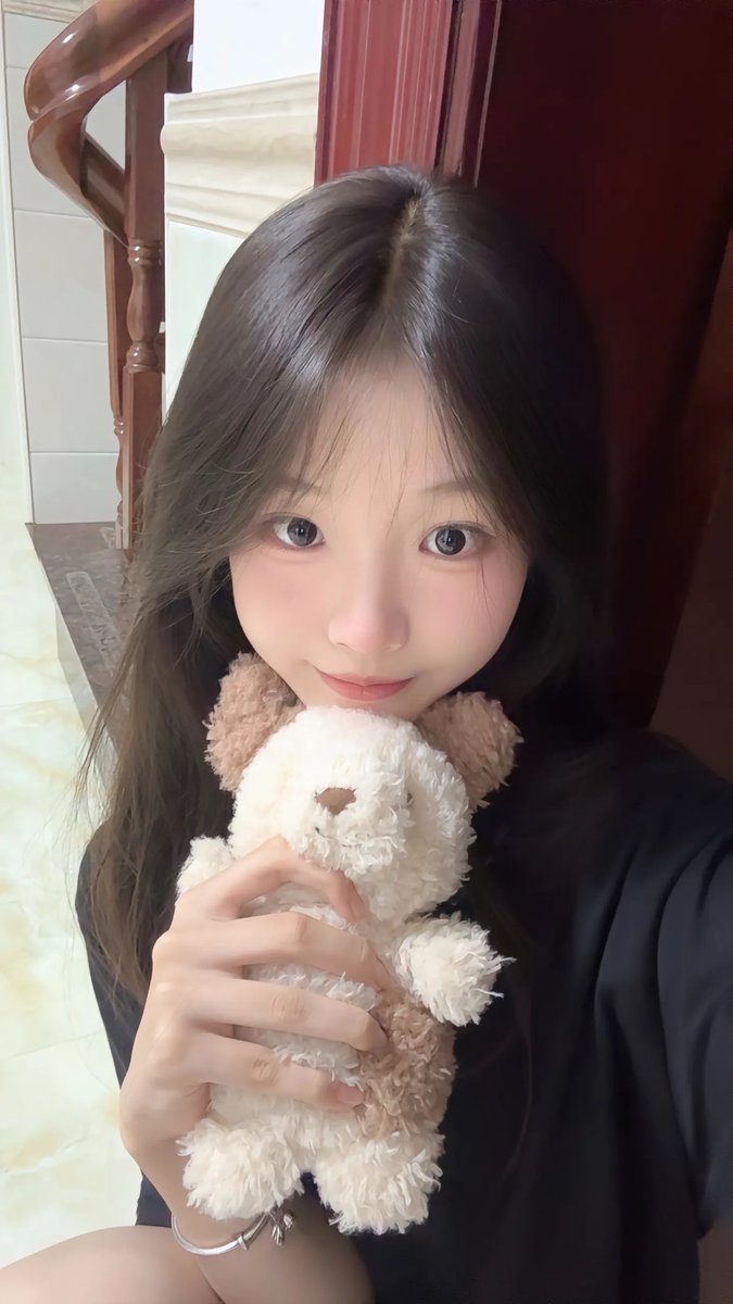 I3erMo's tweet photo. 9点了～～起床新拍的  

有人想锐评一下我19岁福嘛 🥹     

不要🚪..赶紧看完删.

真没有🚪 流言 1 我真的给呀 https://t.co/J9vTOGcffw