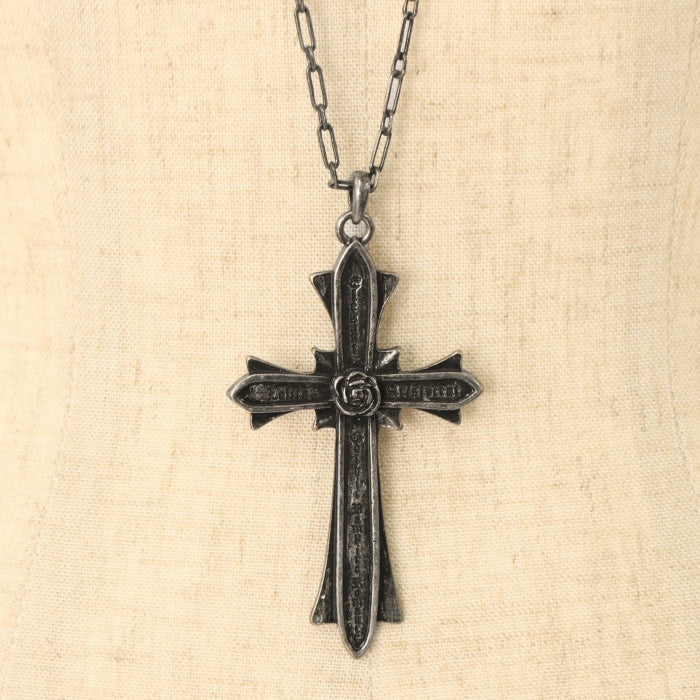 moitie_official's tweet photo. 【発売中】ゴールド 残りわずか

●ロゴ十字ネックレス
13,200 JPY

過去に発売されたオリジナルの十字架を型取ったネックレスです。
十字架の中心部分には薔薇が施され、『Elegant Gothic Lolita Aristocrat Vampire Romance』と刻まれています。
https://t.co/UIWZchBtuZ https://t.co/wfrvnzqFNU
