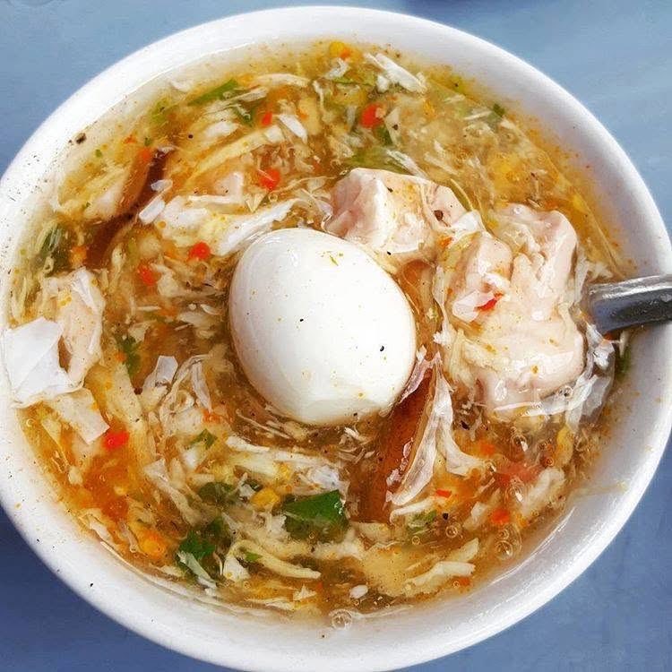 Shinjinhojack's tweet photo. Gợi ý ăn sáng Thứ 3: Tô súp cua óc heo nóng hổi! 🥣🦀

Ai chưa biết ăn gì sáng nay thì làm ngay tô súp cua cho nhanh gọn.

Súp sánh mịn ngập tràn thịt gà xé, có thêm trái trứng với miếng óc heo béo ngậy. Rắc tí tiêu, xịt chút sa tế cay cay xì xụp lúc còn nóng là ấm bụng cả buổi sáng.