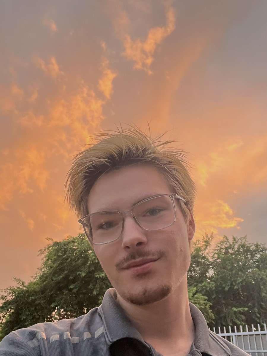 Hunterinaz's tweet photo. Hi Gays! 🌈 ilyyy https://t.co/OJMZ6l1uk8