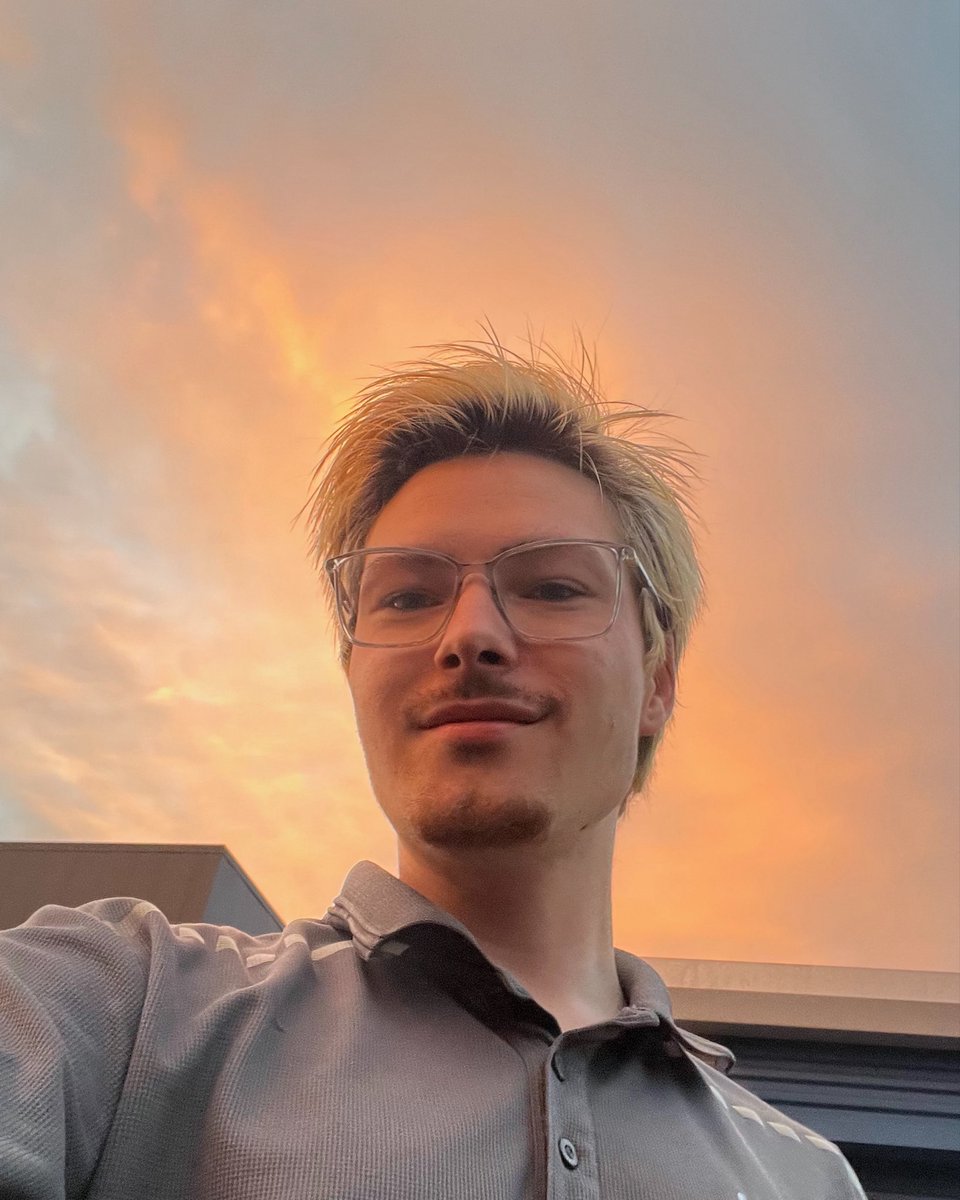 Hunterinaz's tweet photo. Hi Gays! 🌈 ilyyy https://t.co/OJMZ6l1uk8