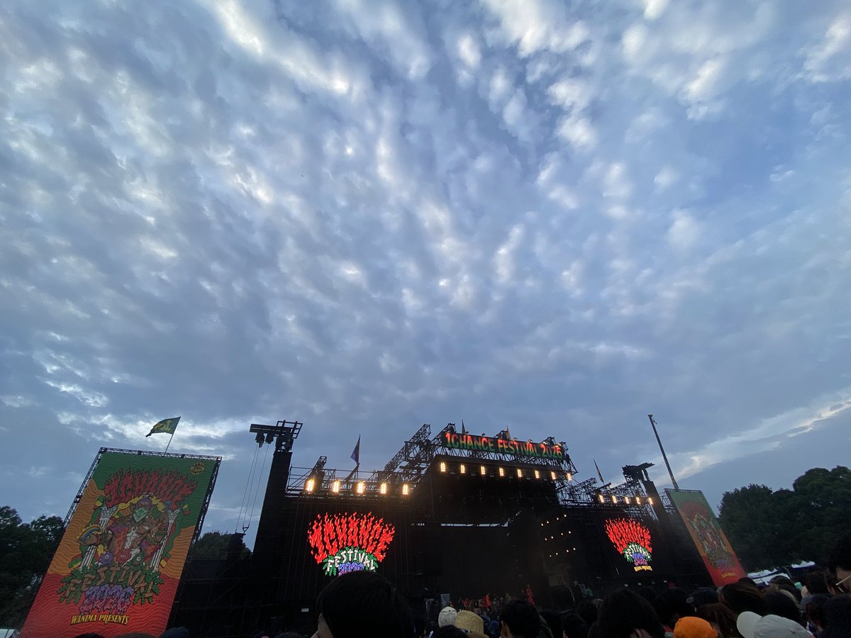 2525ucan's tweet photo. ワンチャンフェス２日目
初の滝行フェス！ww
雨フェスも意外といけることが分かった笑
高いレインポンチョはその分の価値がちゃんとありました☔️
ワンオクもWANIMAも賛否分かれてるけど楽しかったし開催してくれた事に感謝🙏
UVERworldもフェスでも一体感感じられて嬉しかった！ https://t.co/TU89buS1gH