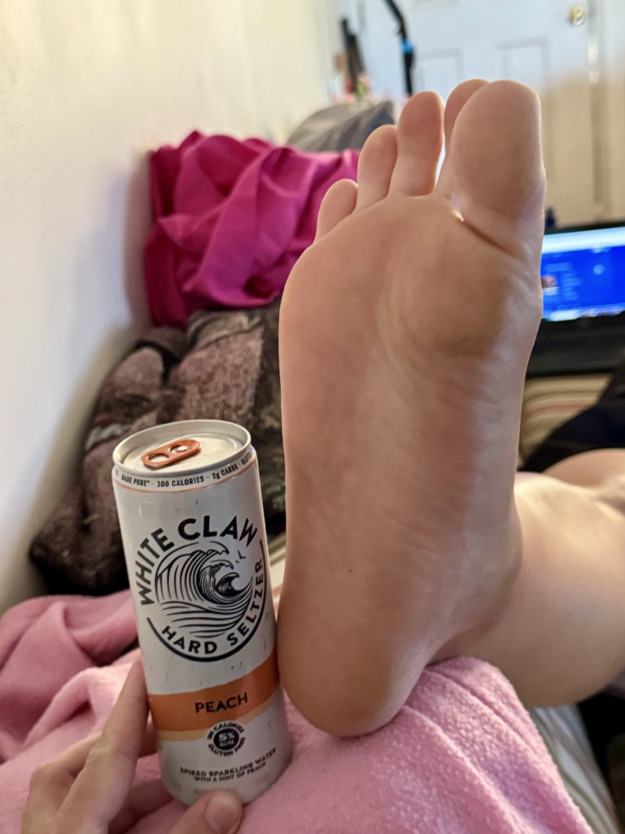 FootLongFeets's tweet photo. My gigantic feet make that can of White Claw look like it’s 4 ounces!! 🤯🤯

#bigfeet #massivefeet https://t.co/fOd7ULAg4i