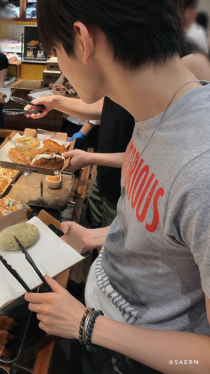 eomseaneoms's tweet photo. #seonghyeon boyfriend material🧎‍♀️ https://t.co/x9M2WT3eFP