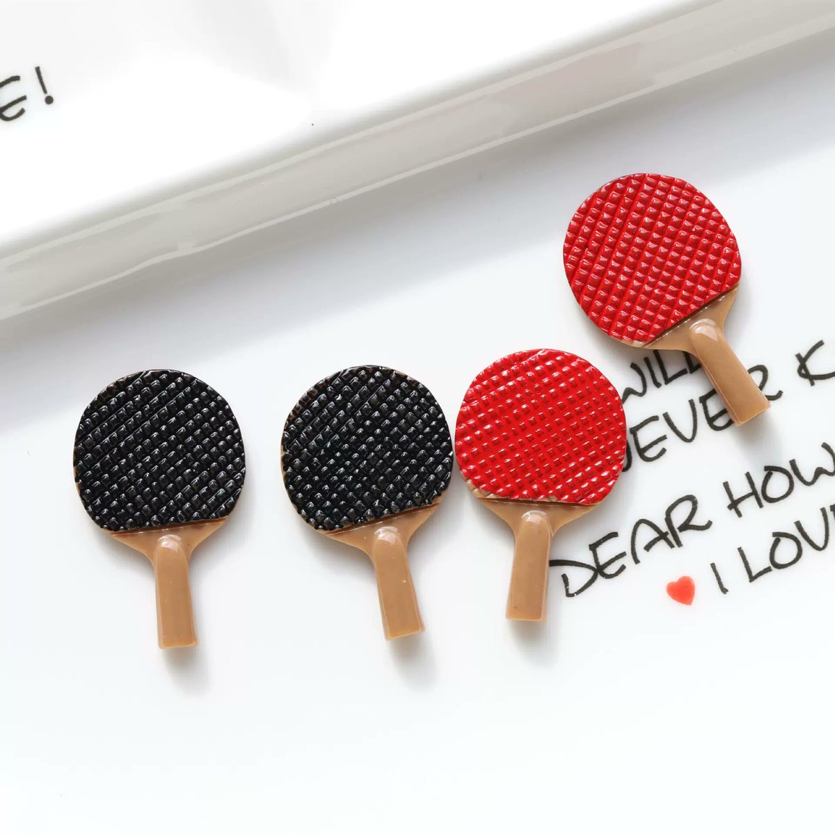 jamie_ayer__25b's tweet photo. “The little ping pong paddle got a special offer at the corner store, I searched for it for ages—its edge is so magnetic!” https://t.co/5dLZXexyNR