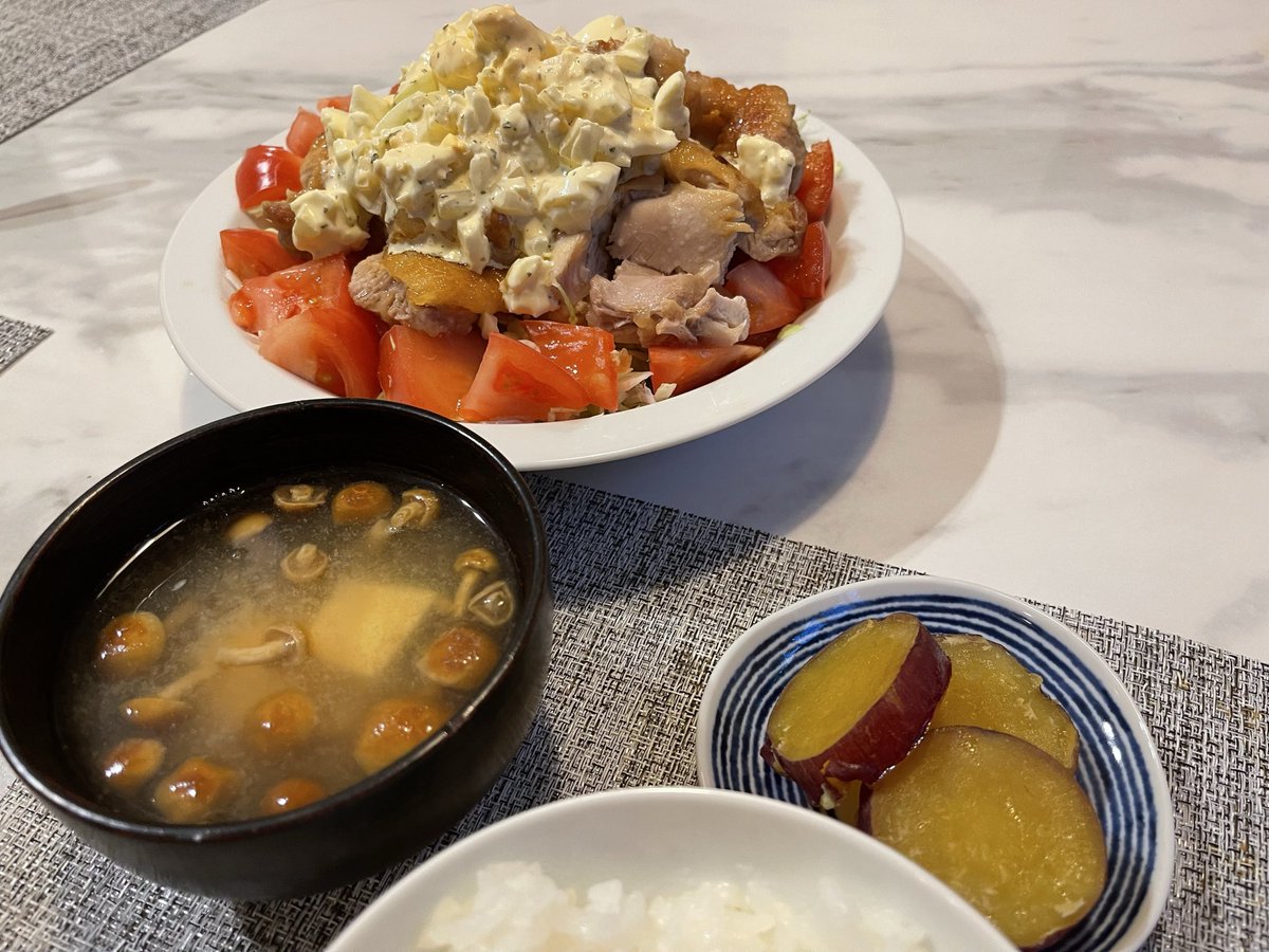 OL_moppu's tweet photo. 【チキンタルタル】
合計1,517円
鶏肉に南蛮風ソースを絡めて美味しさUP◎
------------
鶏肉　875円
キャベツ　26円
卵　62円
トマト　143円
なめこ　107円
豆腐　101円
さつまいも　203円
#夕食 https://t.co/oGq96gEHtr