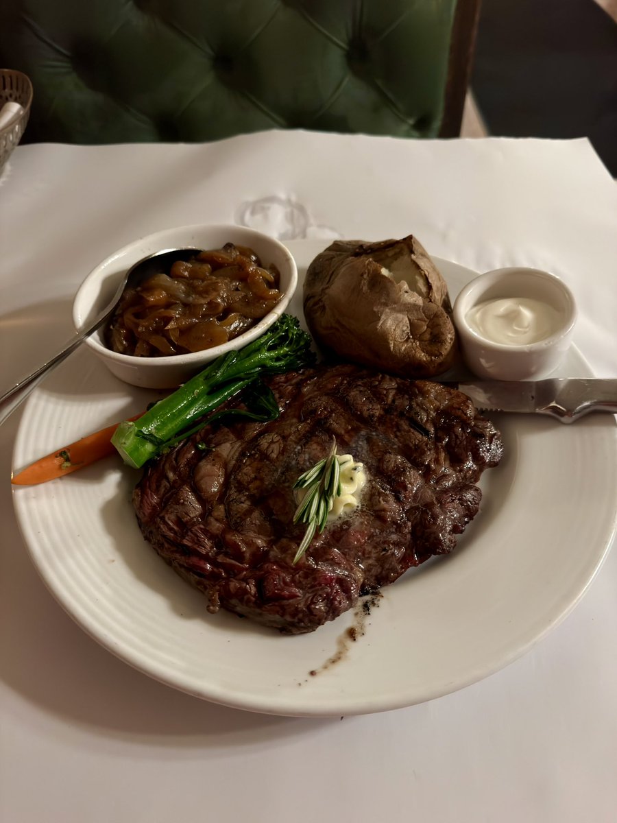 WelcomeToSekai's tweet photo. サンフランシスコにある超有名なステーキハウスに行ってきた。なんと1908年創業の老舗。

期待して店内へ。

メニューを見るとニューヨークステーキ($41)とリブアイステーキ($55)で悩む。$14の差は大きいが、せっかくアメリカ来たし柔らかい肉を食べようと思い、リブアイをオーダー。

ヒッチコック監督やヒラリー・クリントンなどの著名人も通っていたし、昨日行ったTad's Steakhouseが美味しかったので高期待。

しばらくすると届く。

どっしりと丸っこいステーキ。リブロースの中心に位置する最も肉質が良い部分だけを綺麗に切り抜いたような印象。しかも 14オンス（約397g）もある。

これ以上待つとよだれが止まらないので食す。

柔らかい。そして肉汁が半端ない。そして嫌なクセがなく、牛肉本来の旨味を強く感じる。塩加減もちょうど良い。Tad'sがワイルドなら、こちらは上品。

そしてサイドで頼んだキャラメルオニオンが甘くてステーキとよく合う。

ちょっと止まれない。約10分で完食。自分史上、最高速でステーキ完食。

ご馳走様でした。

📍John's Grill