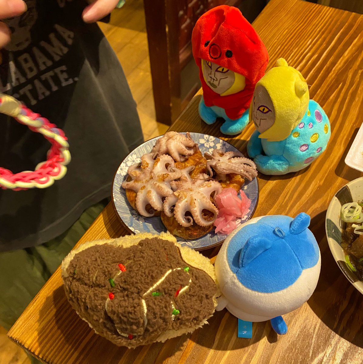 emrrr777's tweet photo. 気になり食べたかったチーズケーキ（?）
しかし、私に冷蔵や冷凍は持ち歩かせてはならぬ♡
確実に溶かしてしまう自信しかない♡
そしたら一緒に今食べよってさっちが半分こしてくれました♡感謝♡

そしてウムズナー焼きも写真撮れてなかったけど、初めてしば漬けも♡
最高でした♡さっちありがとう♡ https://t.co/yadQ25psqw