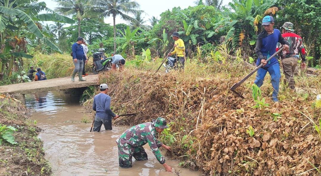 KODIM__1404_PRG's tweet photo. Babinsa Koramil 1404+04) Paleteang bersama pemerintah dan masyarakat melaksanakan kerja bakti membersihkan saluran irigasi di Lingkungan Paleteang 2, Kelurahan Temmassarangnge, Kecamatan Paleteang, Kabupaten Pinrang, Selasa (29/9/2026). https://t.co/TGearyxAvI