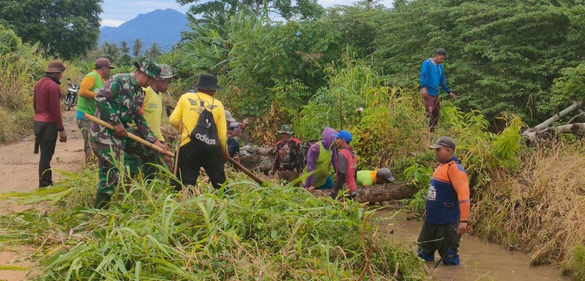 KODIM__1404_PRG's tweet photo. Babinsa Koramil 1404+04) Paleteang bersama pemerintah dan masyarakat melaksanakan kerja bakti membersihkan saluran irigasi di Lingkungan Paleteang 2, Kelurahan Temmassarangnge, Kecamatan Paleteang, Kabupaten Pinrang, Selasa (29/9/2026). https://t.co/TGearyxAvI