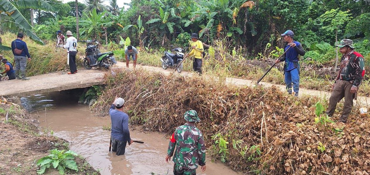 KODIM__1404_PRG's tweet photo. Babinsa Koramil 1404+04) Paleteang bersama pemerintah dan masyarakat melaksanakan kerja bakti membersihkan saluran irigasi di Lingkungan Paleteang 2, Kelurahan Temmassarangnge, Kecamatan Paleteang, Kabupaten Pinrang, Selasa (29/9/2026). https://t.co/TGearyxAvI