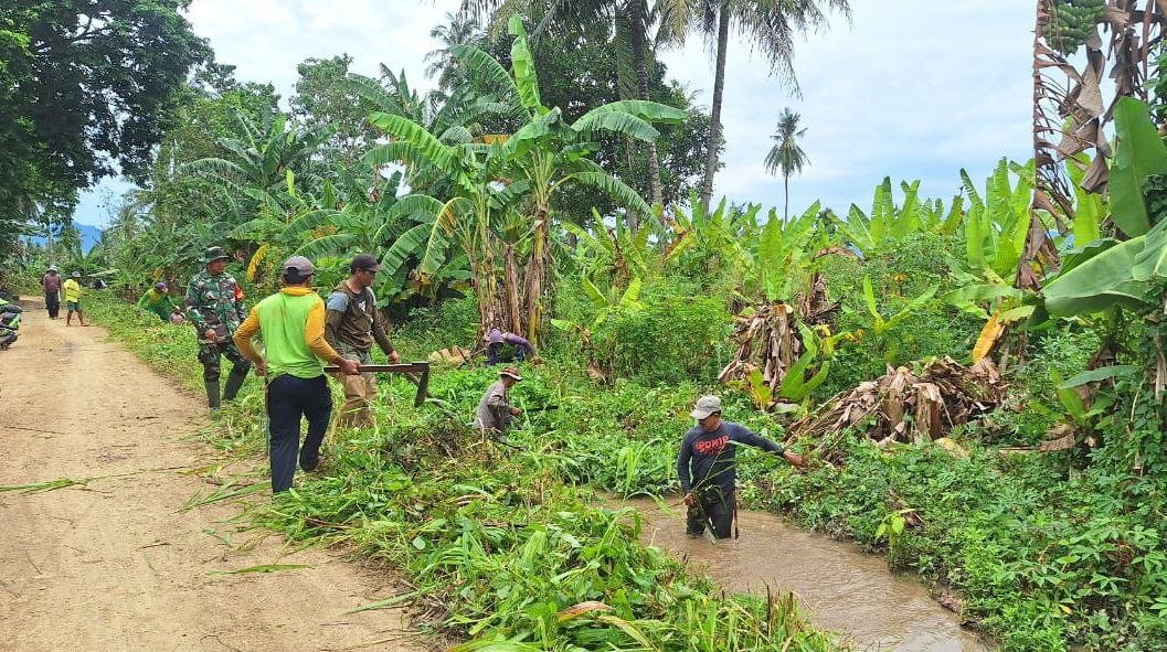 KODIM__1404_PRG's tweet photo. Babinsa Koramil 1404+04) Paleteang bersama pemerintah dan masyarakat melaksanakan kerja bakti membersihkan saluran irigasi di Lingkungan Paleteang 2, Kelurahan Temmassarangnge, Kecamatan Paleteang, Kabupaten Pinrang, Selasa (29/9/2026). https://t.co/TGearyxAvI