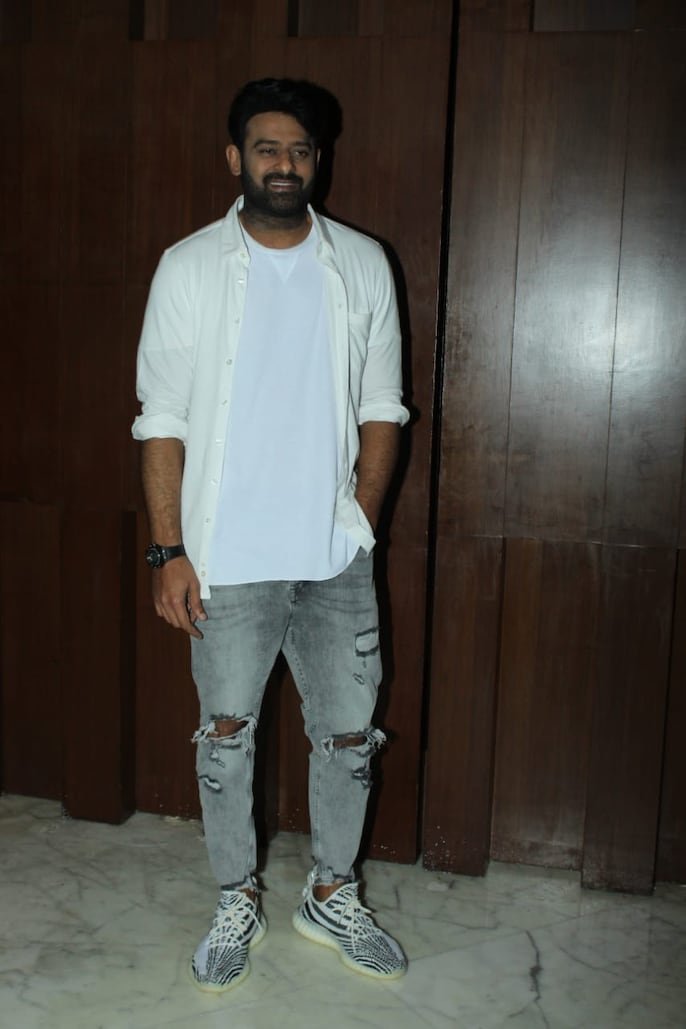 NusratArfah's tweet photo. Darling #Prabhas u r my sweet heart 😘 my Love❤ My Happiness forver ❤ Love u a lot❤
Once again
#HappyHeartDay 🫰🏻
My Darling🥰My only one Hero 🔥
#Saaho
@PrabhasRaju ❤ https://t.co/eU8oXHL95W
