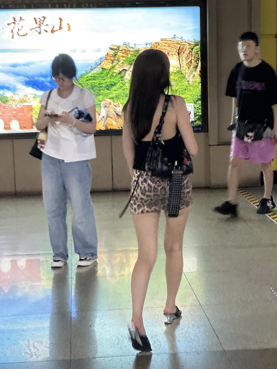 DailyAsiana's tweet photo. Thai girl spotted in Shanghai 🇹🇭📸
Loved her look, so I made a character sheet out of the street shot.

#StreetPhotography #ShanghaiStreet #AsianStreetStyle #StreetFashion #AIArt #AIPhotography https://t.co/caX3iYkkSa