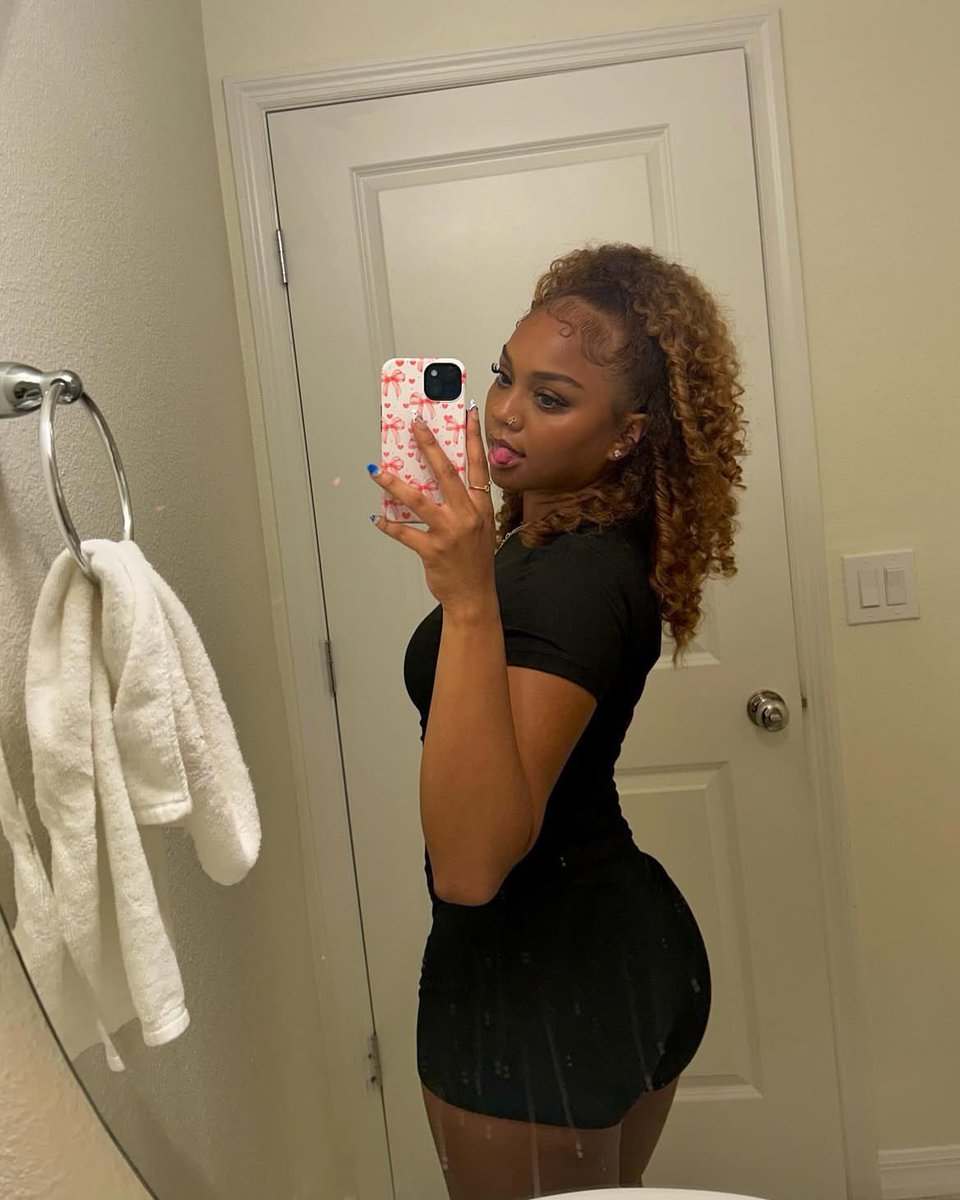 KhloeCakeyy's tweet photo. Melt for me financially; thatβs your role.βπππππ€πΎ
#Findom #Sissy #Femboy #FaceTime #Live #Sexting #RolePla https://t.co/H5PH2dgK0J
