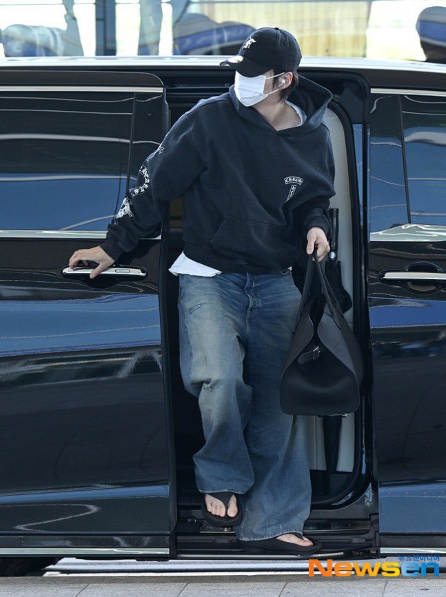 americano_06's tweet photo. SUGA departed from Incheon Airport bound for Atlanta. However, the purpose of the trip is unknown—whether it is for personal business, or if he is transiting there before heading to Bogotá to continue the BTS WORLD TOUR 'ARIRANG'.

[ 1/4 ]

@BTS_twt
#BTS #방탄소년단 #SUGA https://t.co/HpVB82uNAI