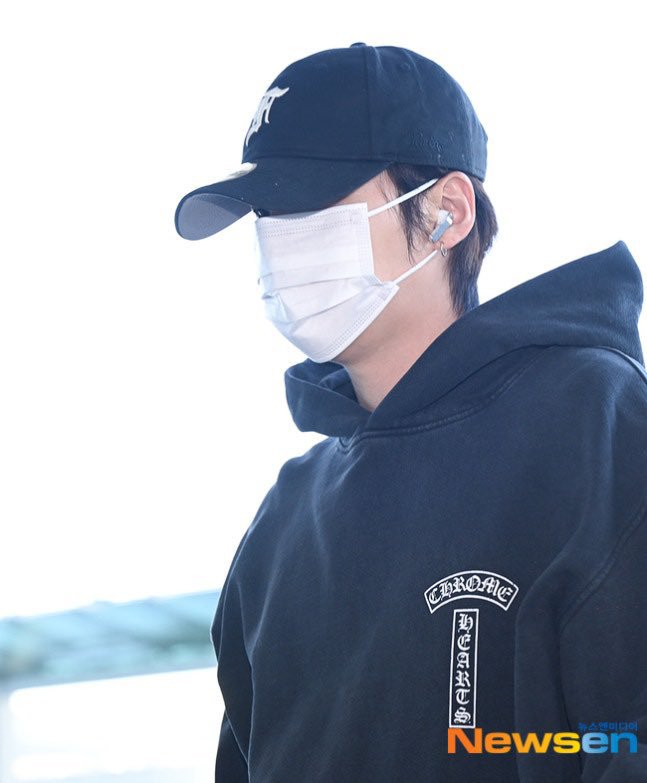 americano_06's tweet photo. SUGA departed from Incheon Airport bound for Atlanta. However, the purpose of the trip is unknown—whether it is for personal business, or if he is transiting there before heading to Bogotá to continue the BTS WORLD TOUR 'ARIRANG'.

[ 1/4 ]

@BTS_twt
#BTS #방탄소년단 #SUGA https://t.co/HpVB82uNAI