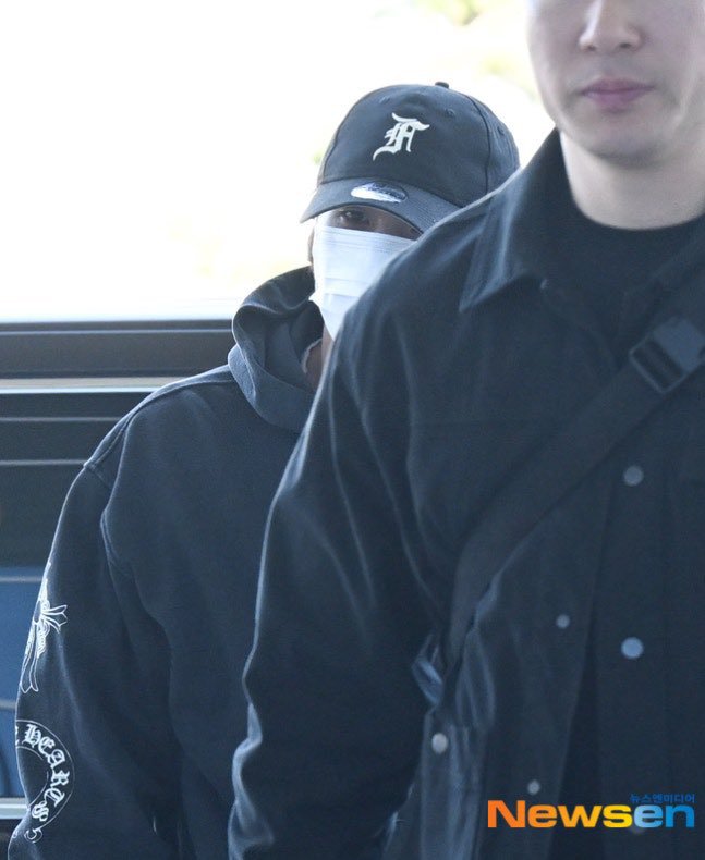 americano_06's tweet photo. SUGA departed from Incheon Airport bound for Atlanta. However, the purpose of the trip is unknown—whether it is for personal business, or if he is transiting there before heading to Bogotá to continue the BTS WORLD TOUR 'ARIRANG'.

[ 1/4 ]

@BTS_twt
#BTS #방탄소년단 #SUGA https://t.co/HpVB82uNAI