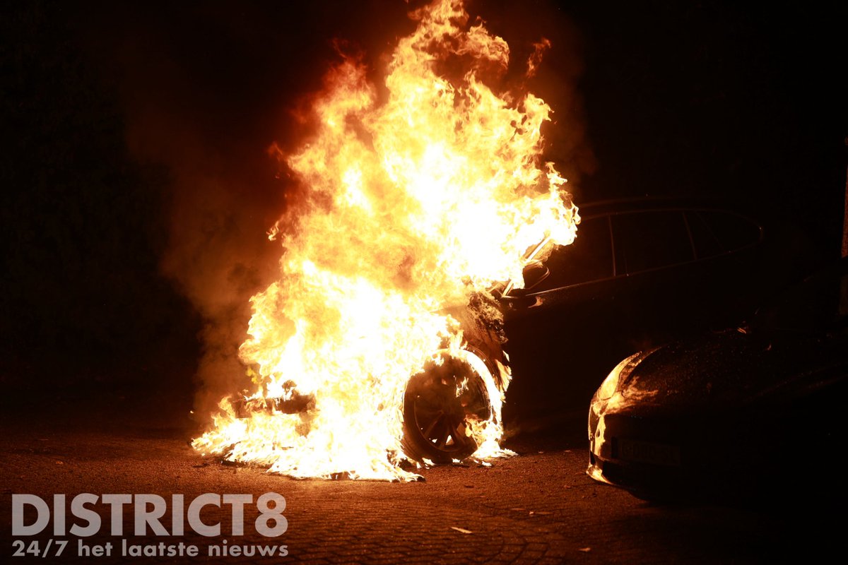 Auto in brand aan de Wouwstraat in Delft