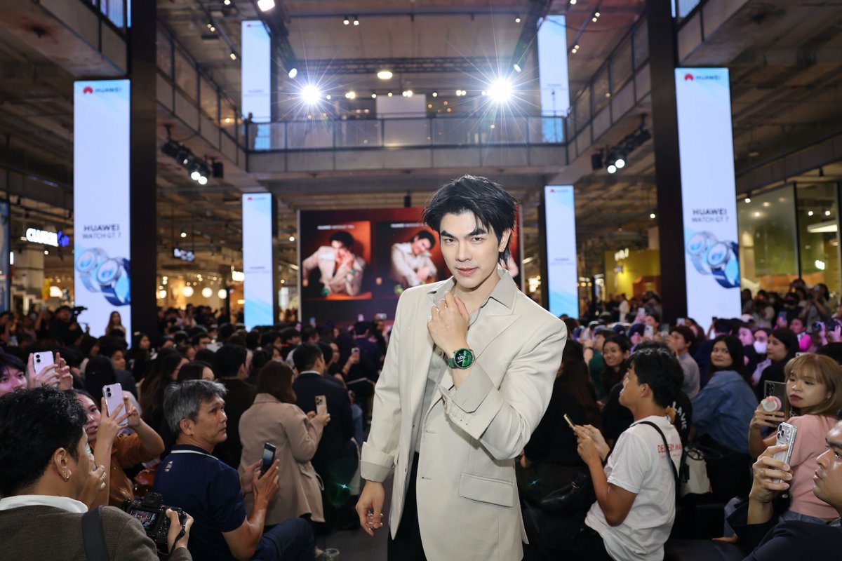 PRSocietyNews's tweet photo. ‘มาย ภาคภูมิ’ #MilePhakphum อวดลุคสุดเท่เปิดตัว HUAWEI WATCH GT 7 Series เผยเบื้องหลังความฟิต ยกให้เป็น ‘โค้ชส่วนตัว’ บนข้อมือ

#HUAWEIWatchGT7xMilePhakphum #HUAWEIWatchGT7Series 
#TimeForYourBest

กรุงเทพฯ 26 กันยายน 2569 – ห้างแทบแตก! เมื่อนักแสดงหนุ่มสุดฮอต “มาย-ภาคภูมิ ร่มไทรทอง” ปรากฏตัวในลุค Smart Casual สุดเท่ นั่งแท่นเซเลบริตี้ของ HUAWEI WATCH GT 7 Series สมาร์ทวอทช์ AI พรีเมียมระดับเรือธงรุ่นใหม่ล่าสุด ในงานเปิดตัวอย่างยิ่งใหญ่ ณ Sphere Gallery I ชั้น M ศูนย์การค้า EMSPHERE นำทัพเหล่านายแบบและนางแบบร่วมเดินแฟชั่นโชว์ สะท้อนภาพลักษณ์ความหรูหราแบบ Quiet Luxury และความสมาร์ทที่ผสานกับเทคโนโลยีระดับโปรได้อย่างลงตัว

โดยหนุ่มมายได้ร่วมแชร์ความประทับใจแรกหลังได้ลองใช้งานจริงว่า เซอร์ไพรส์ตั้งแต่แรกเห็นในเรื่องของดีไซน์ เพราะตัวเรือนใช้วัสดุระดับพรีเมียมอย่างไทเทเนียมอัลลอยด์และกรอบเซรามิกนาโนคริสตัล ทำให้สามารถนำมาแมตช์เข้าได้กับทุกลุคการแต่งตัวอย่างง่ายดาย ไร้ข้อจำกัดเรื่องการสวมใส่สมาร์ทวอทช์กับชุดทางการ ไม่ว่าจะเป็นการใส่สูทออกงาน หรือการแต่งตัวสไตล์สปอร์ตสบายๆ ในชีวิตประจำวัน พร้อมกันนี้ ยังได้เผยถึงเบื้องหลังการดูแลสุขภาพกับการทำงานและกิจกรรมที่ต้องใช้ร่างกายต่อเนื่องในแต่ละวัน แต่ยังคงต้องจัดเวลาออกกำลังกายและดูแลรูปร่างอย่างสม่ำเสมอ โดยการออกกำลังกายที่ดีไม่ใช่แค่การเล่นให้หนักที่สุด แต่คือการเข้าใจและรู้ว่าร่างกายมีความพร้อมมากน้อยเพียงใด ควรออกกำลังกายในระดับความเข้มข้นเท่าไร และรู้ว่าเมื่อไหร่ที่ร่างกายเริ่มล้าจากการทำกิจกรรมสะสม เพื่อปรับการออกกำลังกายและการพักผ่อนได้อย่างเหมาะสม ซึ่ง HUAWEI WATCH GT 7 Series มีฟีเจอร์ประเมินความพร้อมของร่างกาย (Physical Readiness) ที่เข้ามาช่วยวิเคราะห์สภาพร่างกายและการฟื้นฟูหลังออกกำลังกายได้อย่างละเอียด แม่นยำ และช่วยติดตามอัตราการเต้นของหัวใจและชีพจรได้อย่างตรงจุด ตอบโจทย์ไลฟ์สไตล์ได้อย่างลงตัว

นอกจากนี้ หนุ่มมายยังยกให้สมาร์ทวอทช์เรือนนี้เป็นเสมือน ‘โค้ชส่วนตัว’ บนข้อมือที่คอยดูแลสุขภาพและปรับสมดุลชีวิตโดยไม่ต้องคอยป้อนข้อมูล ทั้งการเตือนให้ลุกขยับร่างกายเมื่อนั่งทำงานนานเกินไป การติดตามคุณภาพการนอนหลับลึก และการประเมินสภาวะความเครียด ประกอบกับแบตเตอรี่ที่ทรงพลัง ใช้งานยาวนานสูงสุดถึง 21 วัน ทำให้ใส่ลุยงานได้อย่างต่อเนื่องโดยไม่ต้องกังวลเรื่องการชาร์จ พร้อมตอบโจทย์ไลฟ์สไตล์ยุคใหม่ ส่วนในด้านแฟชั่น หนุ่มมายยังได้เปิดเผยถึงไอเทมสุดโปรดอย่างเรือน "สีเขียว" ซึ่งถือเป็นเฉดสีที่มีความหมายเอ็กซ์คลูซีฟเป็นพิเศษระหว่างตนเองและแฟนคลับ โดยเมื่อนำมาอยู่บนข้อมือไม่ว่าจะใส่เล่นกีฬาหรือใส่ออกงานก็ช่วยยกระดับลุคได้อย่างโดดเด่น โดยมีให้เลือกทั้งขนาด 41 มม. และ 46 มม. ตอบโจทย์สไตล์การแต่งตัวของทุกคนได้อย่างลงตัว

สำหรับ HUAWEI WATCH GT 7 Series ถือเป็นสมาร์ทวอทช์ AI พรีเมียมระดับเรือธงที่ตอบโจทย์ชีวิตยุคใหม่ได้อย่างสมบูรณ์แบบ โดดเด่นด้วยดีไซน์ Quiet Luxury จากตัวเรือนไทเทเนียมอัลลอยด์ กระจกแซฟไฟร์ และกรอบเซรามิกนาโนคริสตัล จัดเต็มด้วยนวัตกรรม AI ดูแลสุขภาพเชิงลึก อาทิ การวัดคลื่นไฟฟ้าหัวใจ (ECG Analysis)[1], การประเมินความเสี่ยงโรคกล้ามเนื้อหัวใจขาดเลือดและความเสี่ยงโรคเบาหวาน รวมถึงฟีเจอร์ประเมินความพร้อมของร่างกาย (Physical Readiness) ยกระดับการซ้อมระดับโปรด้วยระบบพิกัดแม่นยำ AI-XDR Positioning[2] และ AI Workout Analysis ครอบคลุมกีฬากว่า 100 โหมด มอบแบตเตอรี่ยาวนานสูงสุดถึง 21 วัน[3] พร้อมตอบโจทย์สมาร์ทไลฟ์สไตล์ด้วยฟังก์ชันสแกนจ่ายและสะสมแต้ม 7-Eleven บนข้อมือ โดยรองรับทั้งระบบ iOS และ Android[4]