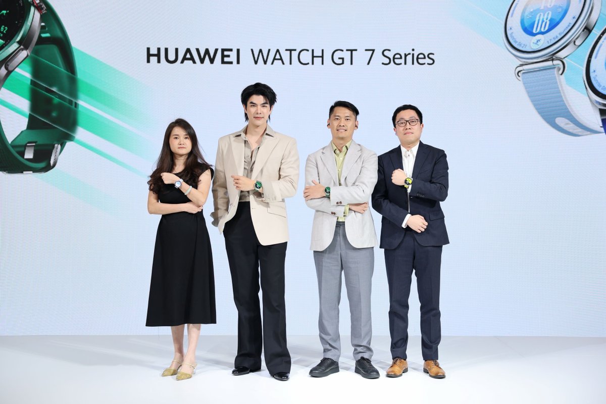 PRSocietyNews's tweet photo. ‘มาย ภาคภูมิ’ #MilePhakphum อวดลุคสุดเท่เปิดตัว HUAWEI WATCH GT 7 Series เผยเบื้องหลังความฟิต ยกให้เป็น ‘โค้ชส่วนตัว’ บนข้อมือ

#HUAWEIWatchGT7xMilePhakphum #HUAWEIWatchGT7Series 
#TimeForYourBest

กรุงเทพฯ 26 กันยายน 2569 – ห้างแทบแตก! เมื่อนักแสดงหนุ่มสุดฮอต “มาย-ภาคภูมิ ร่มไทรทอง” ปรากฏตัวในลุค Smart Casual สุดเท่ นั่งแท่นเซเลบริตี้ของ HUAWEI WATCH GT 7 Series สมาร์ทวอทช์ AI พรีเมียมระดับเรือธงรุ่นใหม่ล่าสุด ในงานเปิดตัวอย่างยิ่งใหญ่ ณ Sphere Gallery I ชั้น M ศูนย์การค้า EMSPHERE นำทัพเหล่านายแบบและนางแบบร่วมเดินแฟชั่นโชว์ สะท้อนภาพลักษณ์ความหรูหราแบบ Quiet Luxury และความสมาร์ทที่ผสานกับเทคโนโลยีระดับโปรได้อย่างลงตัว

โดยหนุ่มมายได้ร่วมแชร์ความประทับใจแรกหลังได้ลองใช้งานจริงว่า เซอร์ไพรส์ตั้งแต่แรกเห็นในเรื่องของดีไซน์ เพราะตัวเรือนใช้วัสดุระดับพรีเมียมอย่างไทเทเนียมอัลลอยด์และกรอบเซรามิกนาโนคริสตัล ทำให้สามารถนำมาแมตช์เข้าได้กับทุกลุคการแต่งตัวอย่างง่ายดาย ไร้ข้อจำกัดเรื่องการสวมใส่สมาร์ทวอทช์กับชุดทางการ ไม่ว่าจะเป็นการใส่สูทออกงาน หรือการแต่งตัวสไตล์สปอร์ตสบายๆ ในชีวิตประจำวัน พร้อมกันนี้ ยังได้เผยถึงเบื้องหลังการดูแลสุขภาพกับการทำงานและกิจกรรมที่ต้องใช้ร่างกายต่อเนื่องในแต่ละวัน แต่ยังคงต้องจัดเวลาออกกำลังกายและดูแลรูปร่างอย่างสม่ำเสมอ โดยการออกกำลังกายที่ดีไม่ใช่แค่การเล่นให้หนักที่สุด แต่คือการเข้าใจและรู้ว่าร่างกายมีความพร้อมมากน้อยเพียงใด ควรออกกำลังกายในระดับความเข้มข้นเท่าไร และรู้ว่าเมื่อไหร่ที่ร่างกายเริ่มล้าจากการทำกิจกรรมสะสม เพื่อปรับการออกกำลังกายและการพักผ่อนได้อย่างเหมาะสม ซึ่ง HUAWEI WATCH GT 7 Series มีฟีเจอร์ประเมินความพร้อมของร่างกาย (Physical Readiness) ที่เข้ามาช่วยวิเคราะห์สภาพร่างกายและการฟื้นฟูหลังออกกำลังกายได้อย่างละเอียด แม่นยำ และช่วยติดตามอัตราการเต้นของหัวใจและชีพจรได้อย่างตรงจุด ตอบโจทย์ไลฟ์สไตล์ได้อย่างลงตัว

นอกจากนี้ หนุ่มมายยังยกให้สมาร์ทวอทช์เรือนนี้เป็นเสมือน ‘โค้ชส่วนตัว’ บนข้อมือที่คอยดูแลสุขภาพและปรับสมดุลชีวิตโดยไม่ต้องคอยป้อนข้อมูล ทั้งการเตือนให้ลุกขยับร่างกายเมื่อนั่งทำงานนานเกินไป การติดตามคุณภาพการนอนหลับลึก และการประเมินสภาวะความเครียด ประกอบกับแบตเตอรี่ที่ทรงพลัง ใช้งานยาวนานสูงสุดถึง 21 วัน ทำให้ใส่ลุยงานได้อย่างต่อเนื่องโดยไม่ต้องกังวลเรื่องการชาร์จ พร้อมตอบโจทย์ไลฟ์สไตล์ยุคใหม่ ส่วนในด้านแฟชั่น หนุ่มมายยังได้เปิดเผยถึงไอเทมสุดโปรดอย่างเรือน "สีเขียว" ซึ่งถือเป็นเฉดสีที่มีความหมายเอ็กซ์คลูซีฟเป็นพิเศษระหว่างตนเองและแฟนคลับ โดยเมื่อนำมาอยู่บนข้อมือไม่ว่าจะใส่เล่นกีฬาหรือใส่ออกงานก็ช่วยยกระดับลุคได้อย่างโดดเด่น โดยมีให้เลือกทั้งขนาด 41 มม. และ 46 มม. ตอบโจทย์สไตล์การแต่งตัวของทุกคนได้อย่างลงตัว

สำหรับ HUAWEI WATCH GT 7 Series ถือเป็นสมาร์ทวอทช์ AI พรีเมียมระดับเรือธงที่ตอบโจทย์ชีวิตยุคใหม่ได้อย่างสมบูรณ์แบบ โดดเด่นด้วยดีไซน์ Quiet Luxury จากตัวเรือนไทเทเนียมอัลลอยด์ กระจกแซฟไฟร์ และกรอบเซรามิกนาโนคริสตัล จัดเต็มด้วยนวัตกรรม AI ดูแลสุขภาพเชิงลึก อาทิ การวัดคลื่นไฟฟ้าหัวใจ (ECG Analysis)[1], การประเมินความเสี่ยงโรคกล้ามเนื้อหัวใจขาดเลือดและความเสี่ยงโรคเบาหวาน รวมถึงฟีเจอร์ประเมินความพร้อมของร่างกาย (Physical Readiness) ยกระดับการซ้อมระดับโปรด้วยระบบพิกัดแม่นยำ AI-XDR Positioning[2] และ AI Workout Analysis ครอบคลุมกีฬากว่า 100 โหมด มอบแบตเตอรี่ยาวนานสูงสุดถึง 21 วัน[3] พร้อมตอบโจทย์สมาร์ทไลฟ์สไตล์ด้วยฟังก์ชันสแกนจ่ายและสะสมแต้ม 7-Eleven บนข้อมือ โดยรองรับทั้งระบบ iOS และ Android[4]